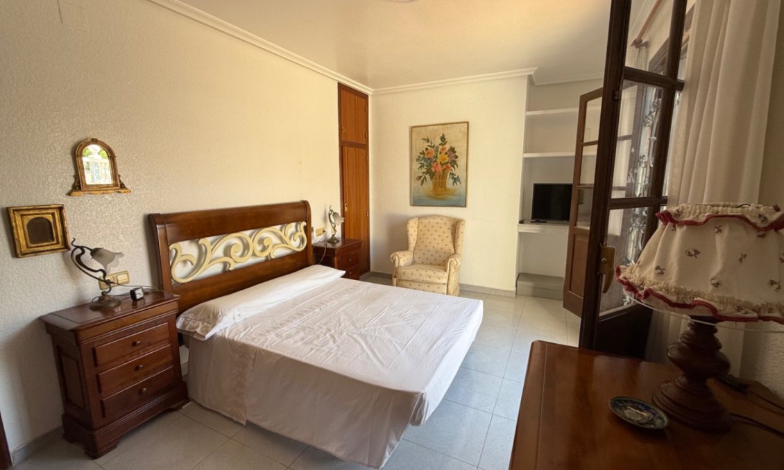 Használt Ingatlanok - Villa -
Orihuela - Inland