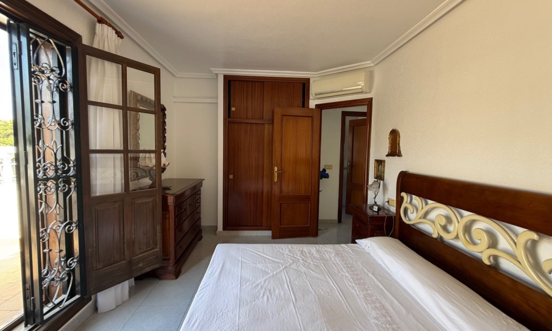 Használt Ingatlanok - Villa -
Orihuela - Inland