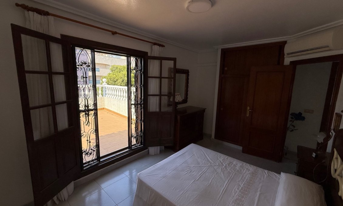 Használt Ingatlanok - Villa -
Orihuela - Inland