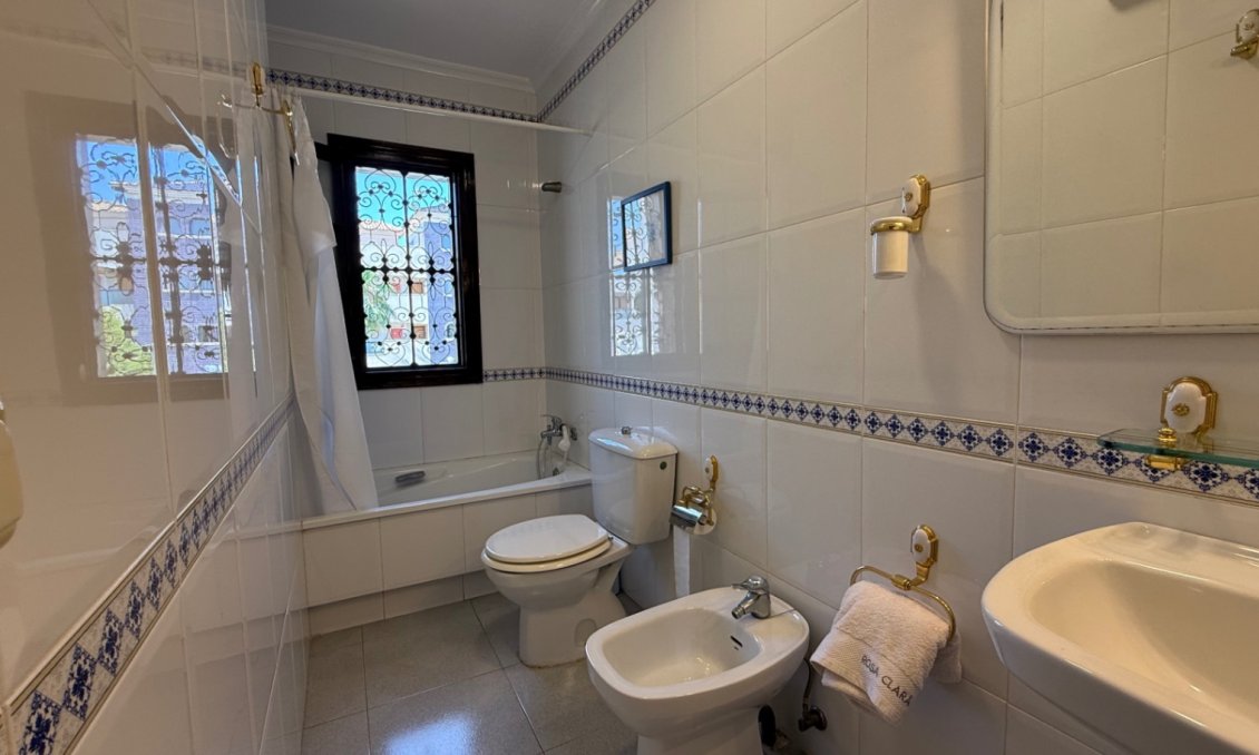 Használt Ingatlanok - Villa -
Orihuela - Inland