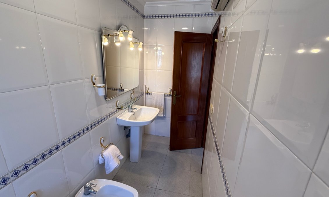 Használt Ingatlanok - Villa -
Orihuela - Inland