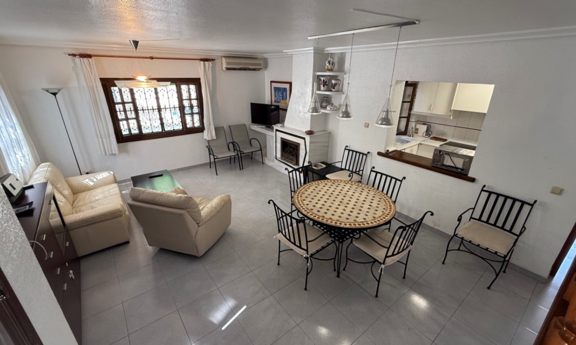 Használt Ingatlanok - Villa -
Orihuela - Inland