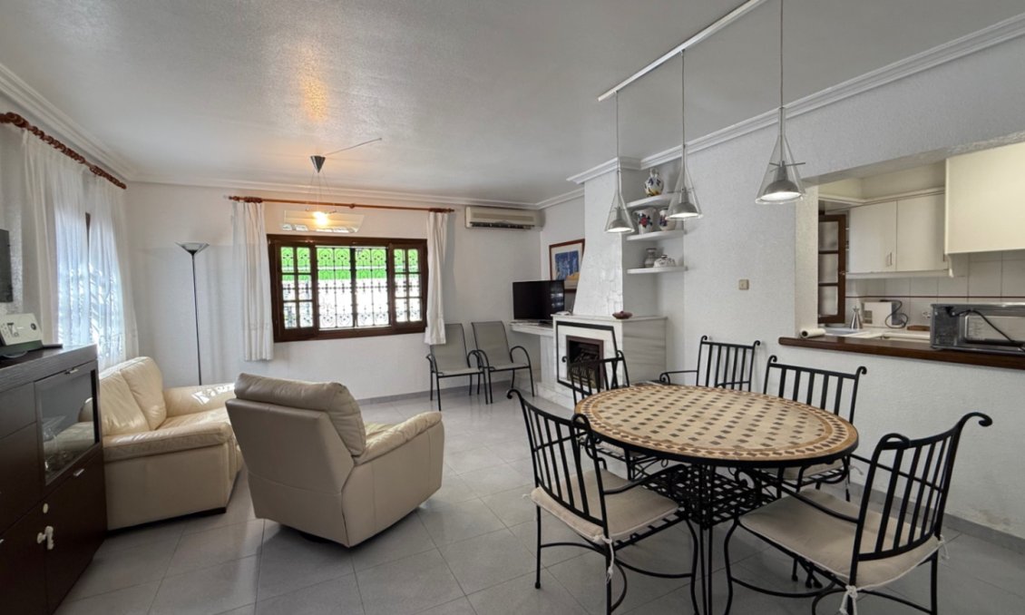 Használt Ingatlanok - Villa -
Orihuela - Inland