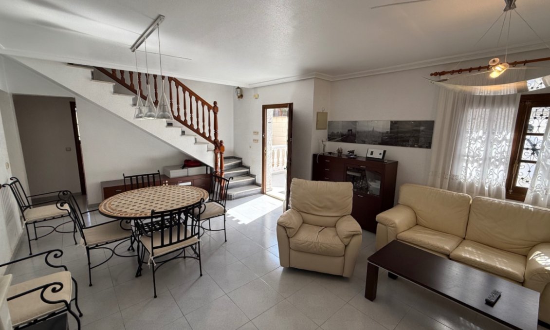 Használt Ingatlanok - Villa -
Orihuela - Inland