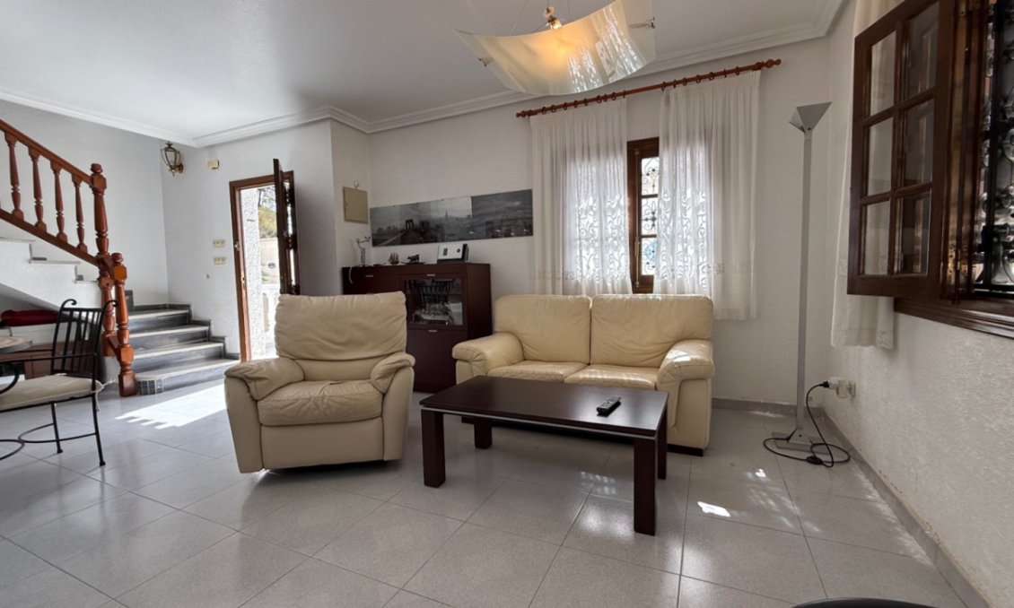 Használt Ingatlanok - Villa -
Orihuela - Inland