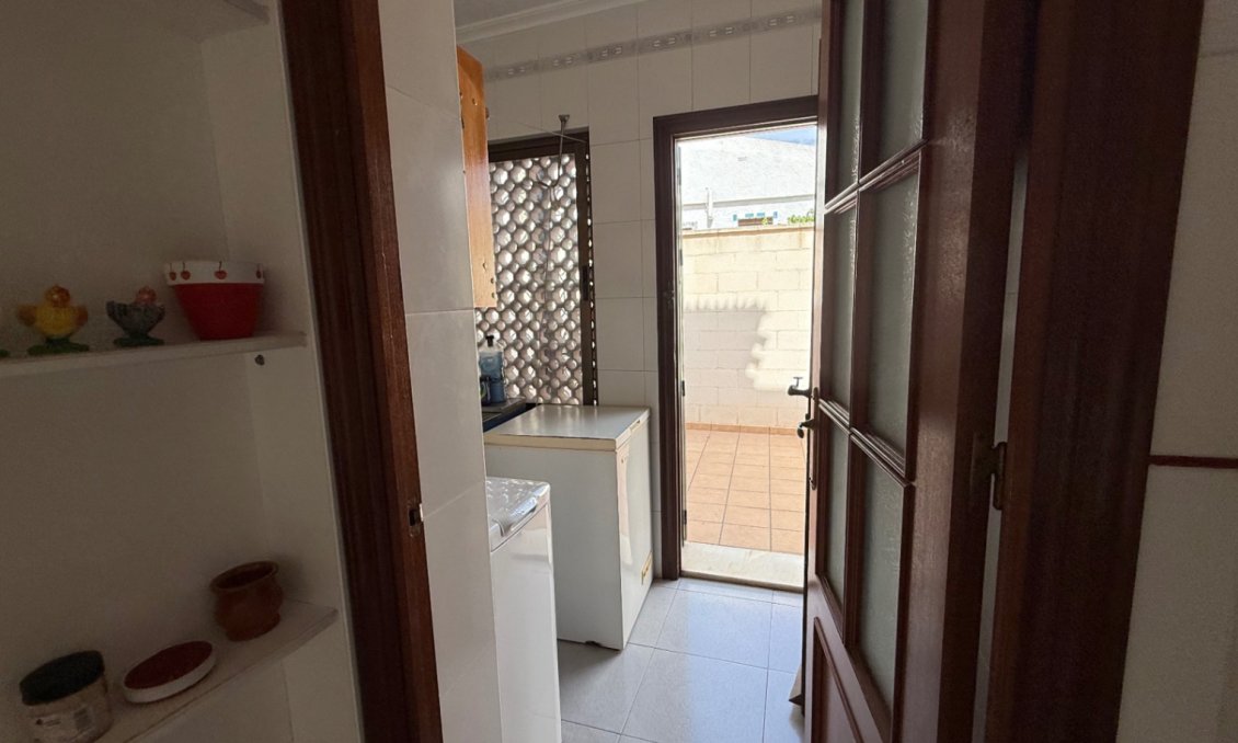 Használt Ingatlanok - Villa -
Orihuela - Inland