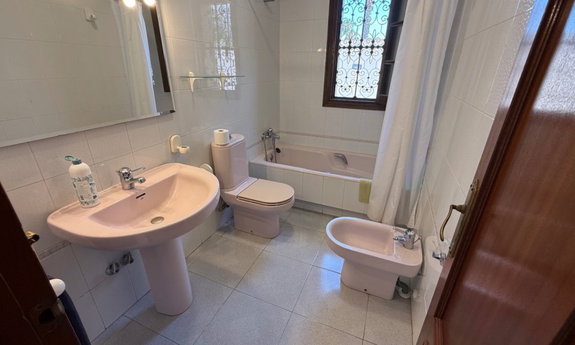 Használt Ingatlanok - Villa -
Orihuela - Inland