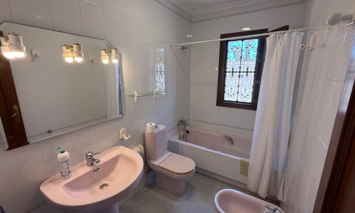 Használt Ingatlanok - Villa -
Orihuela - Inland