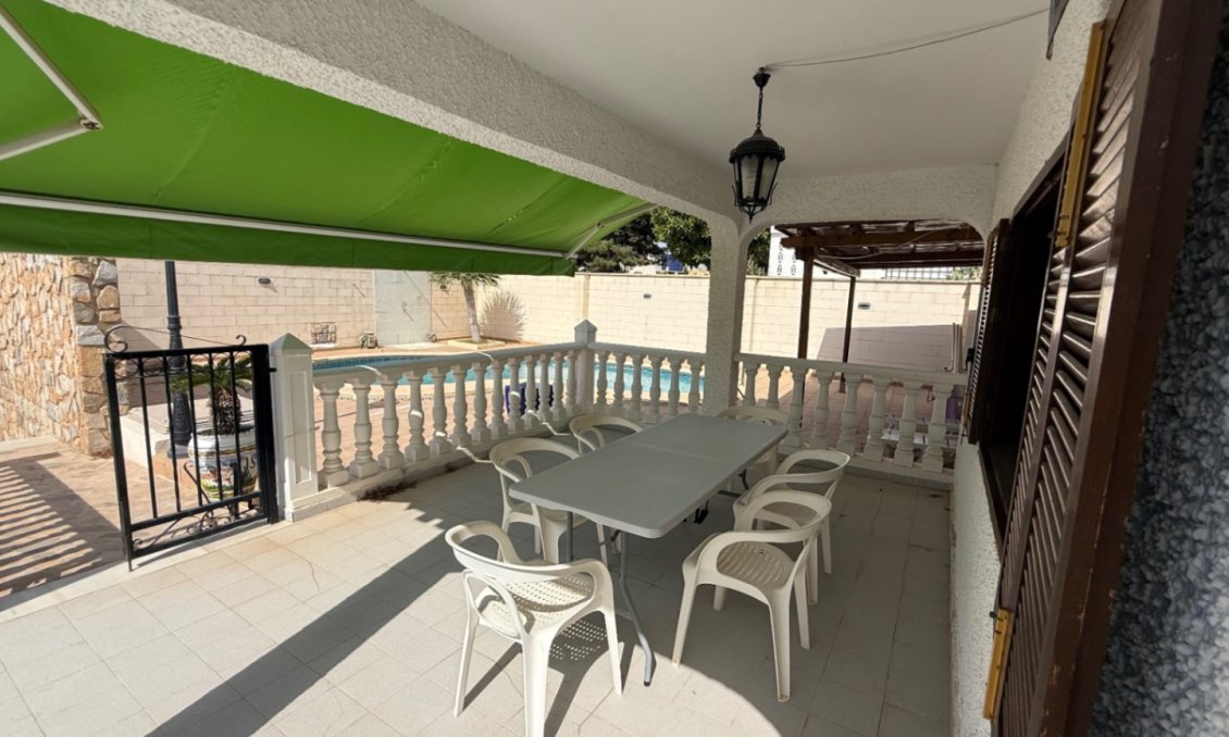 Használt Ingatlanok - Villa -
Orihuela - Inland