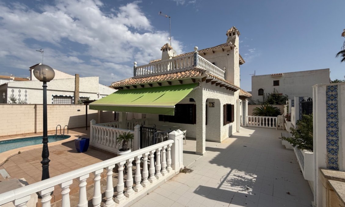 Használt Ingatlanok - Villa -
Orihuela - Inland