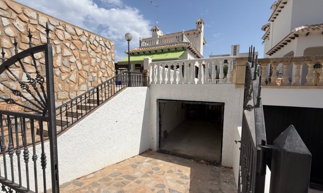 Használt Ingatlanok - Villa -
Orihuela - Inland