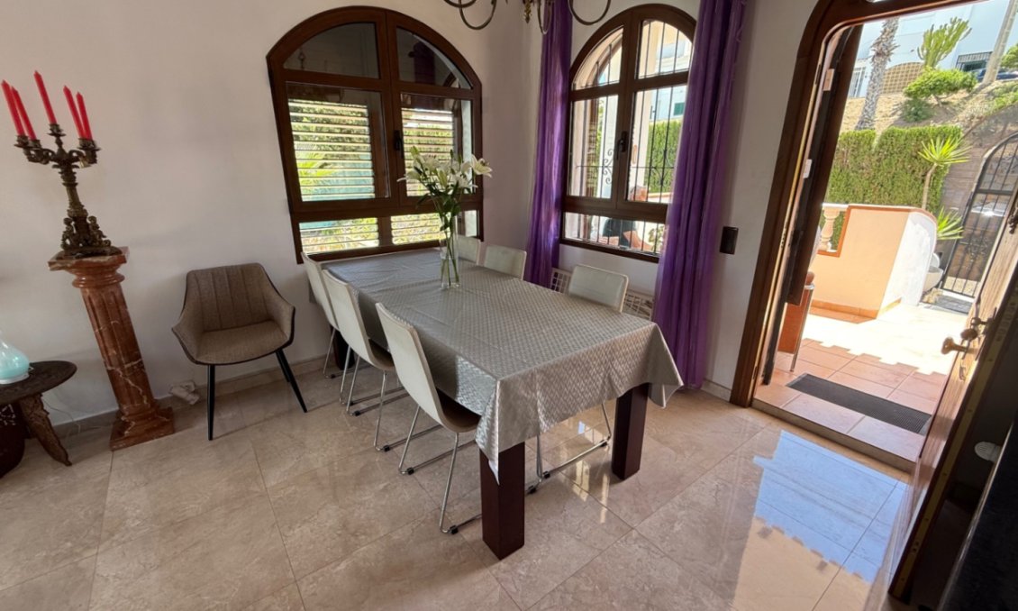 Használt Ingatlanok - Villa -
Orihuela - Inland