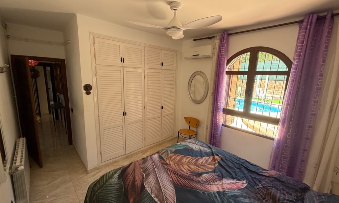 Használt Ingatlanok - Villa -
Orihuela - Inland