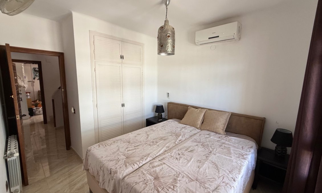 Használt Ingatlanok - Villa -
Orihuela - Inland