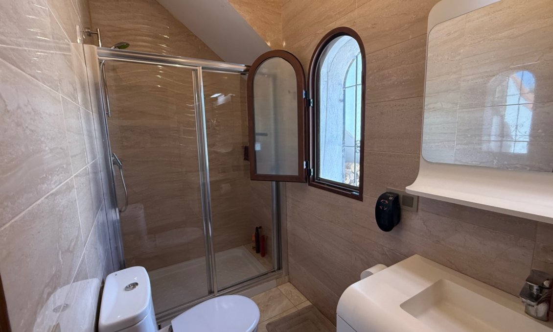 Használt Ingatlanok - Villa -
Orihuela - Inland