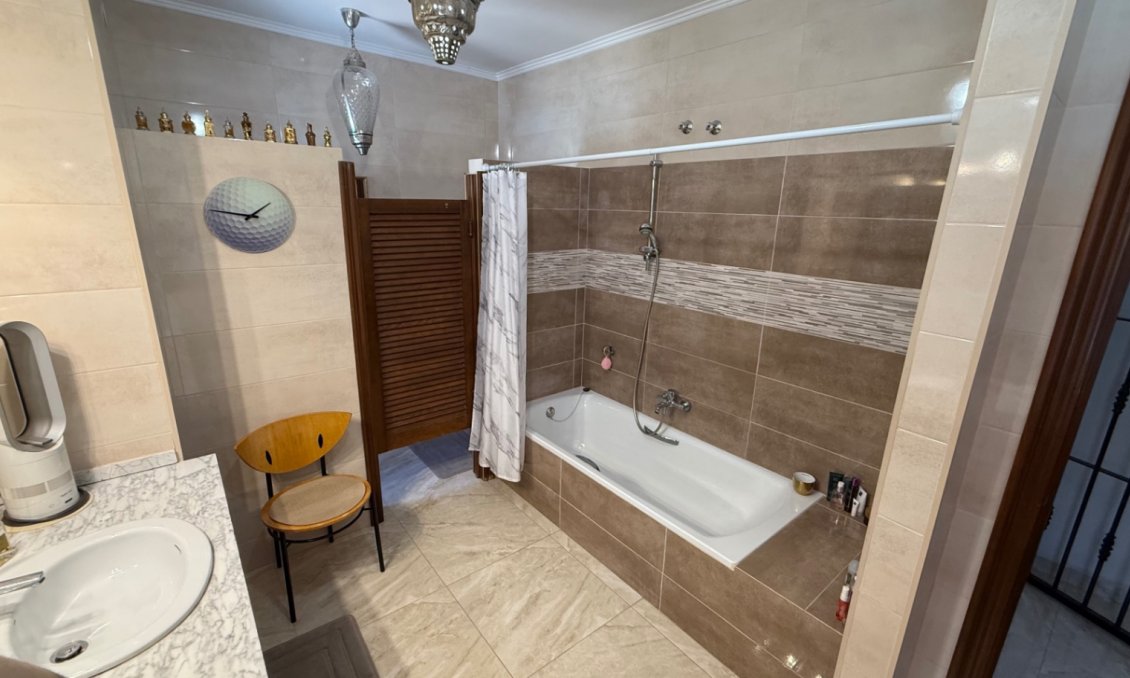 Használt Ingatlanok - Villa -
Orihuela - Inland