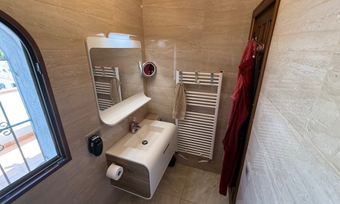 Használt Ingatlanok - Villa -
Orihuela - Inland