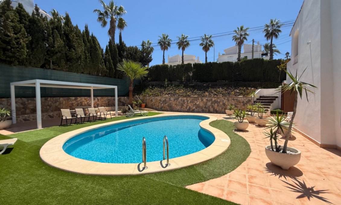 Használt Ingatlanok - Villa -
Orihuela - Inland