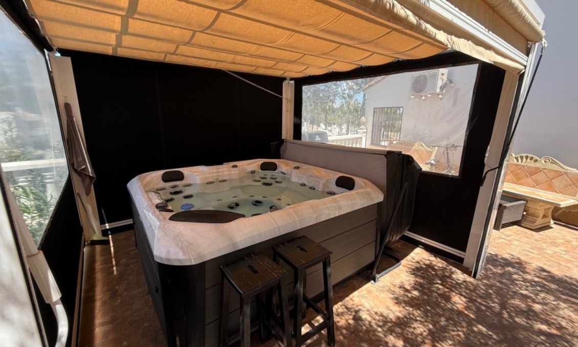 Használt Ingatlanok - Villa -
Orihuela - Inland