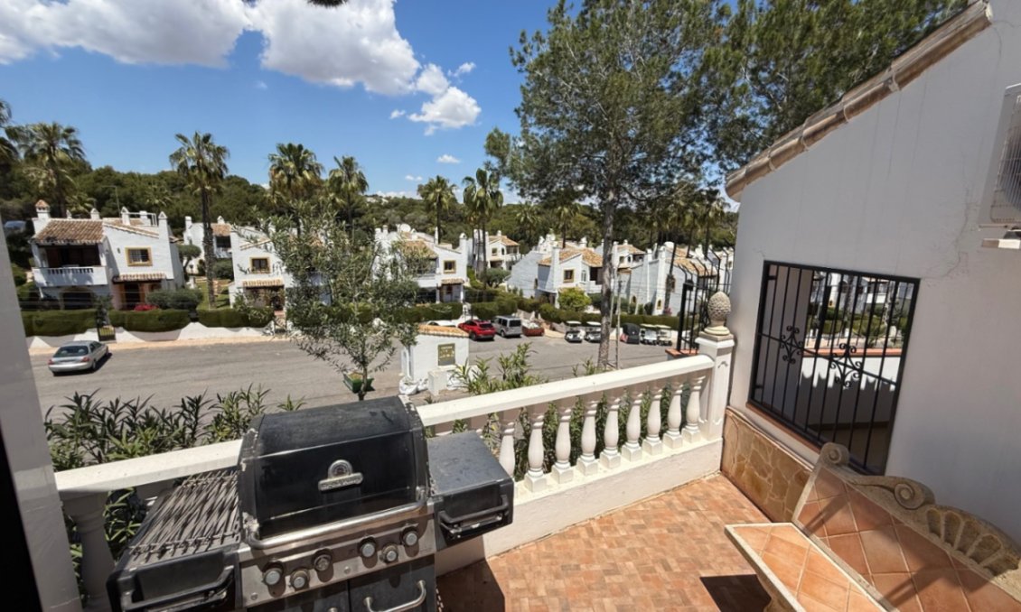 Használt Ingatlanok - Villa -
Orihuela - Inland