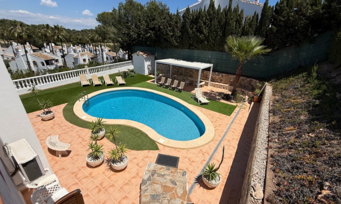 Használt Ingatlanok - Villa -
Orihuela - Inland