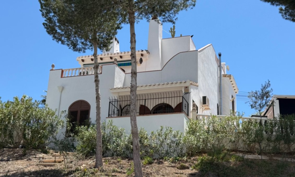 Használt Ingatlanok - Villa -
Orihuela - Inland