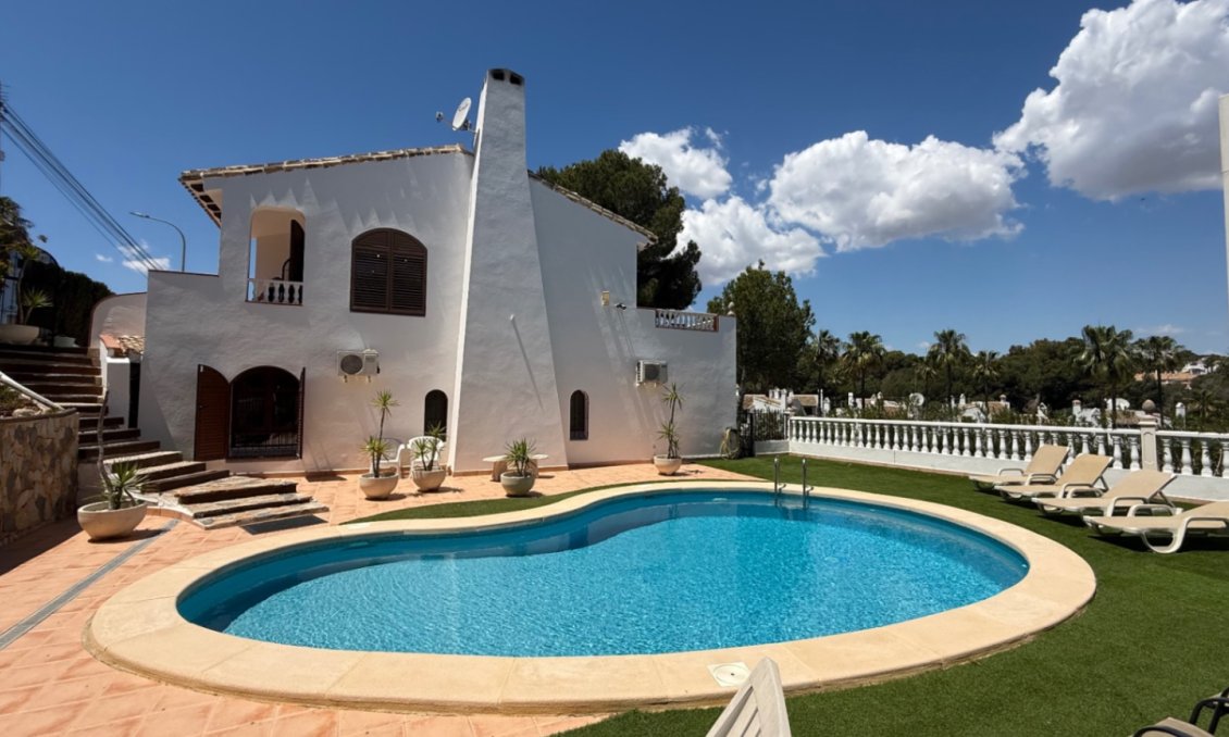 Használt Ingatlanok - Villa -
Orihuela - Inland