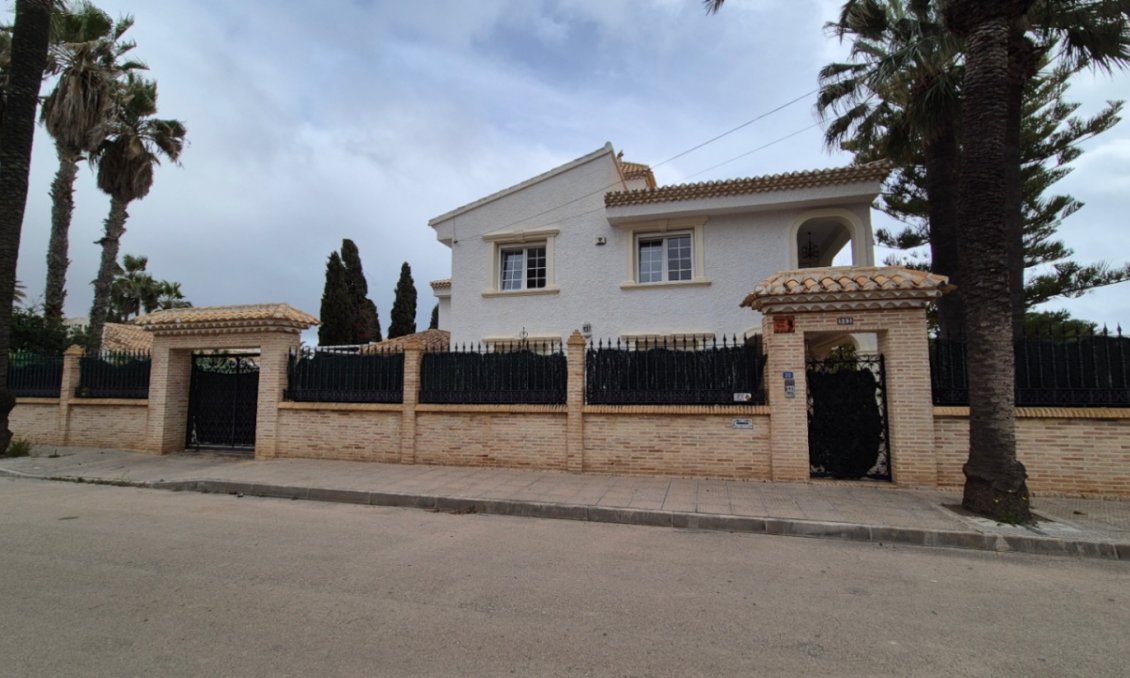Használt Ingatlanok - Villa -
Orihuela - Inland