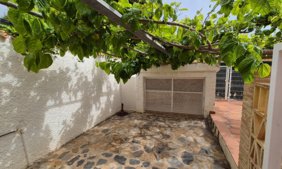 Használt Ingatlanok - Villa -
Orihuela - Inland