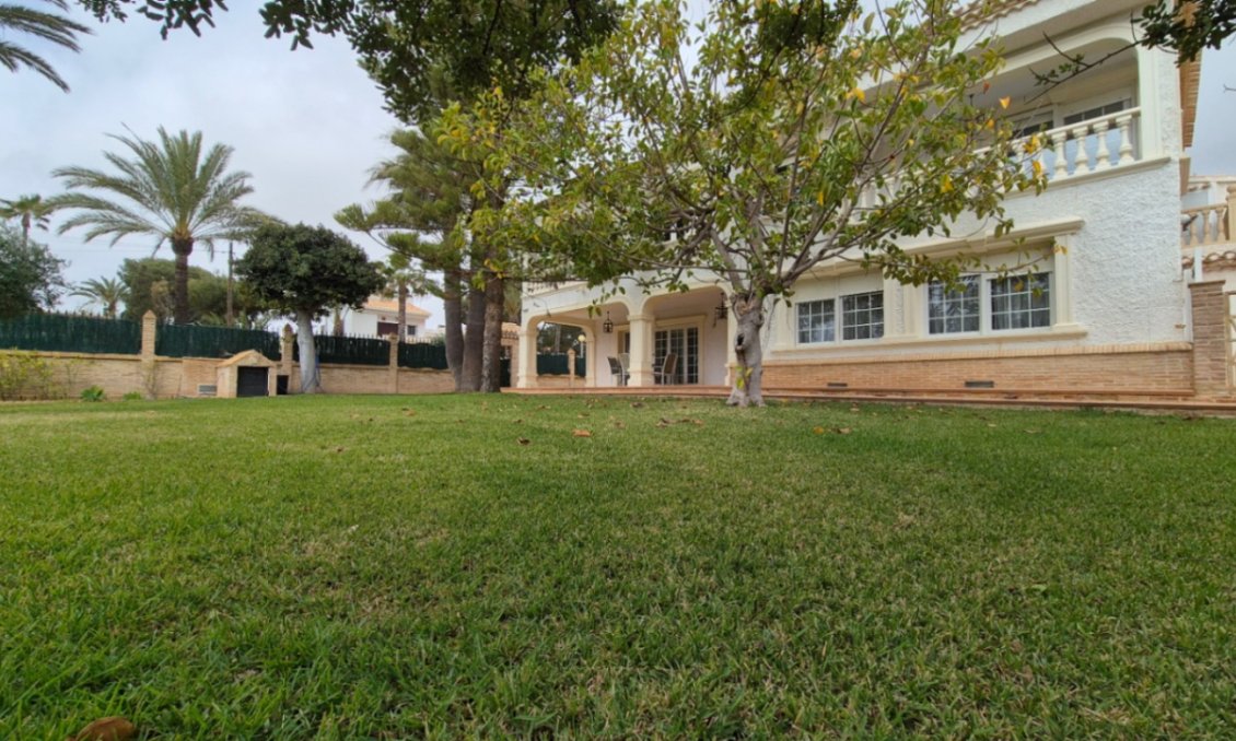 Használt Ingatlanok - Villa -
Orihuela - Inland