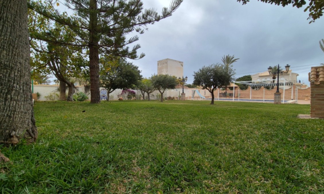 Használt Ingatlanok - Villa -
Orihuela - Inland