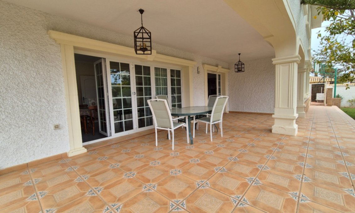 Használt Ingatlanok - Villa -
Orihuela - Inland