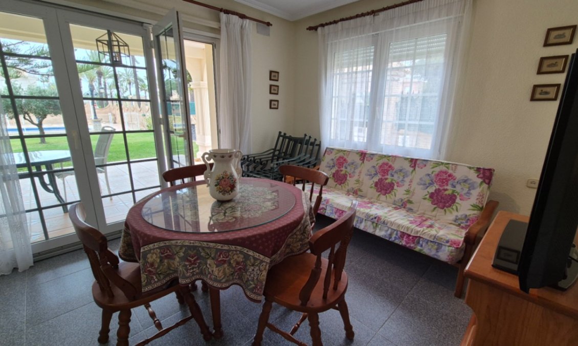 Használt Ingatlanok - Villa -
Orihuela - Inland