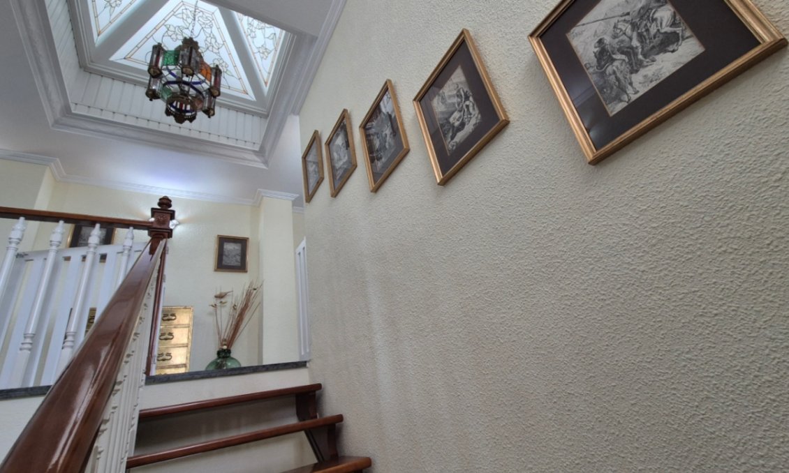 Használt Ingatlanok - Villa -
Orihuela - Inland