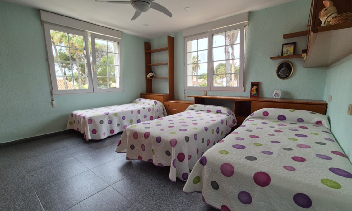 Használt Ingatlanok - Villa -
Orihuela - Inland