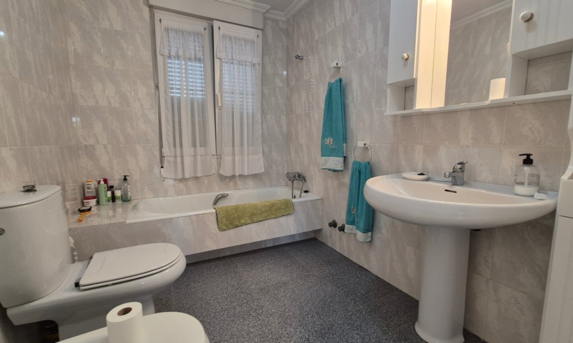 Használt Ingatlanok - Villa -
Orihuela - Inland