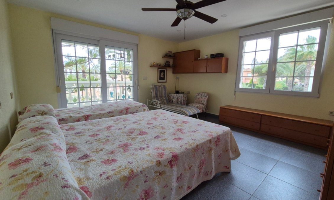 Használt Ingatlanok - Villa -
Orihuela - Inland