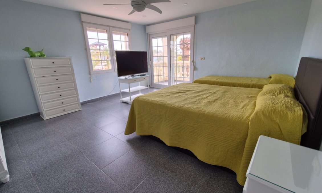 Használt Ingatlanok - Villa -
Orihuela - Inland