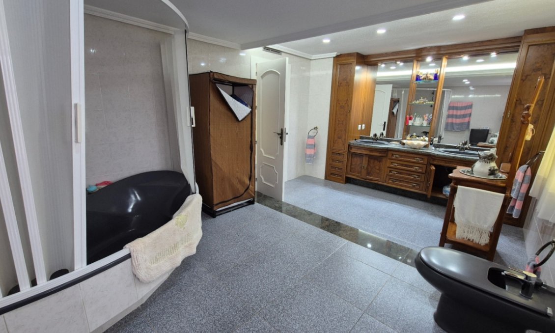 Használt Ingatlanok - Villa -
Orihuela - Inland