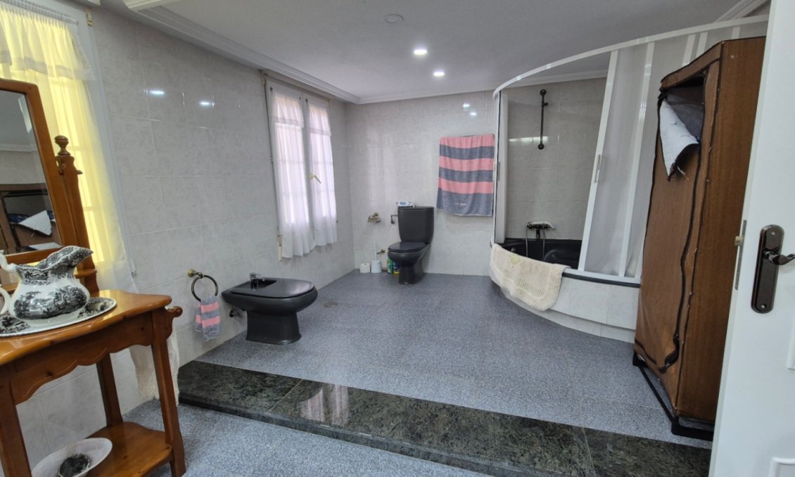 Használt Ingatlanok - Villa -
Orihuela - Inland