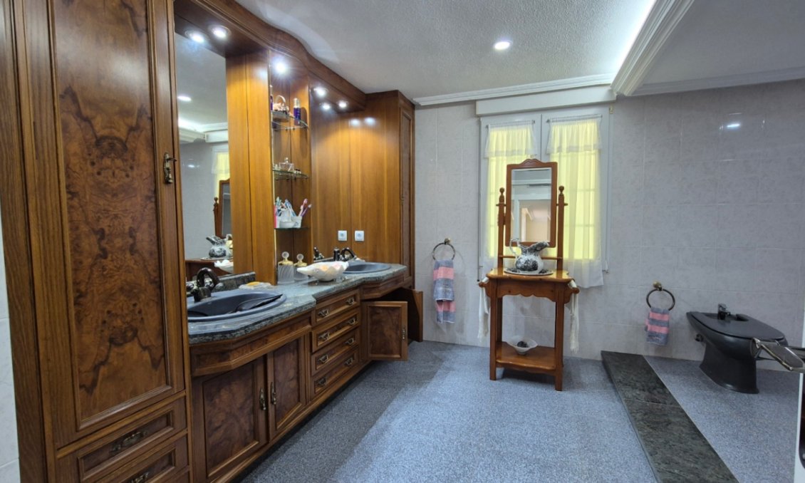 Használt Ingatlanok - Villa -
Orihuela - Inland