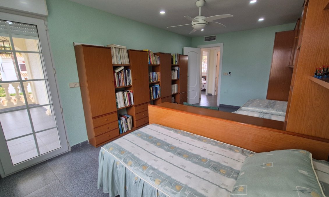 Használt Ingatlanok - Villa -
Orihuela - Inland