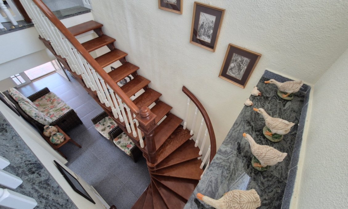 Használt Ingatlanok - Villa -
Orihuela - Inland