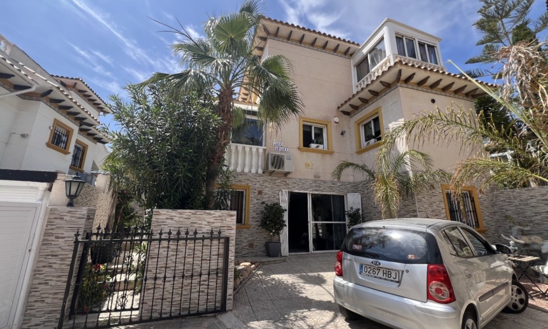 Használt Ingatlanok - Villa -
Orihuela - Inland