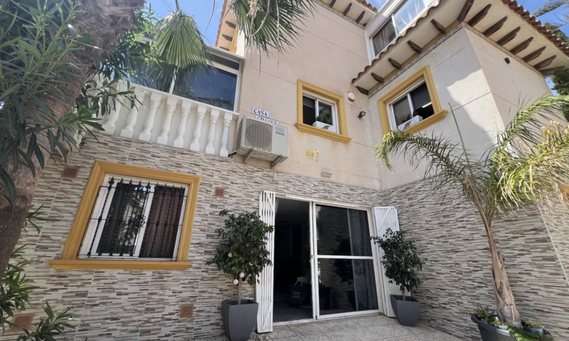 Használt Ingatlanok - Villa -
Orihuela - Inland