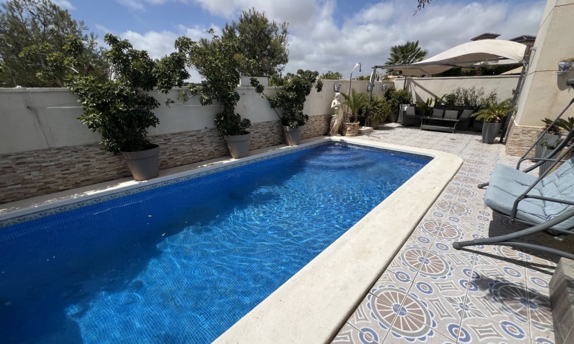 Használt Ingatlanok - Villa -
Orihuela - Inland