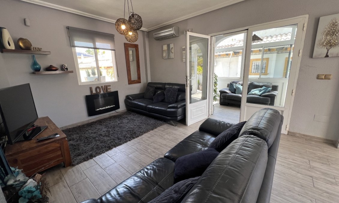 Használt Ingatlanok - Villa -
Orihuela - Inland