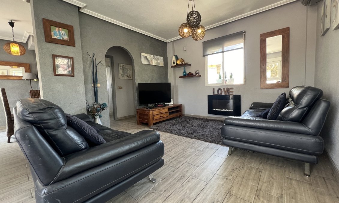 Használt Ingatlanok - Villa -
Orihuela - Inland