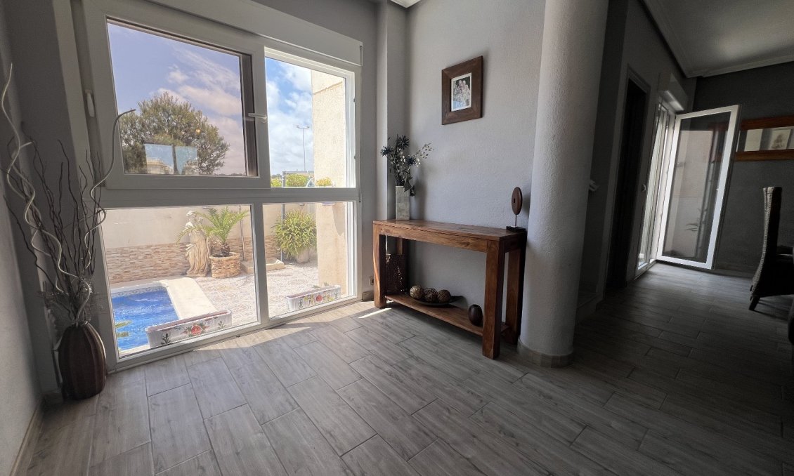 Használt Ingatlanok - Villa -
Orihuela - Inland