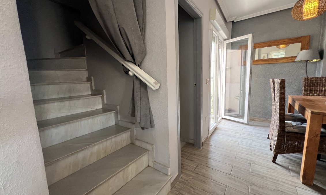 Használt Ingatlanok - Villa -
Orihuela - Inland